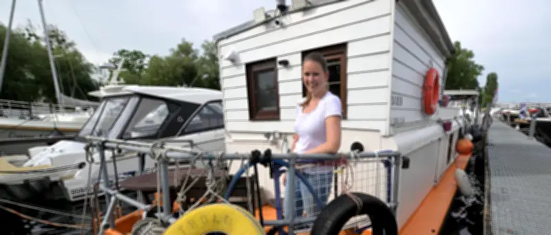 Hausboot in Potsdam: Familie lebt auf 30 Quadratmetern