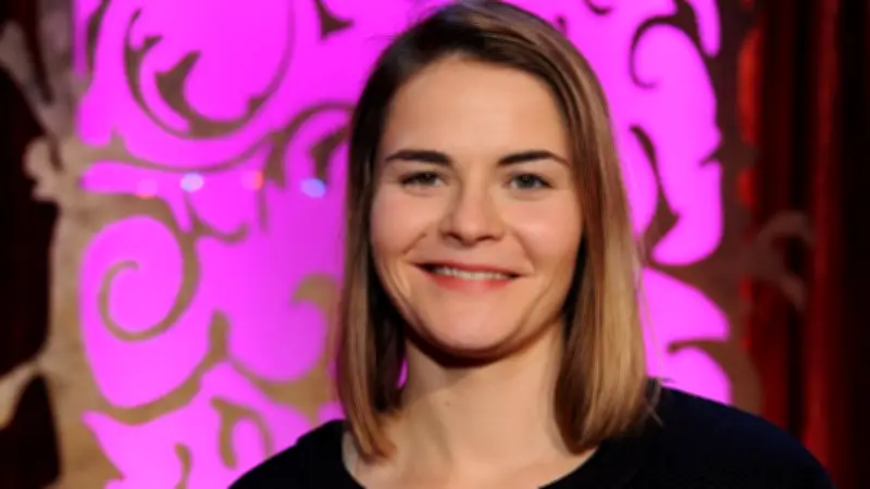 Hazel Brugger leuchtet am Times Square: Comedy-Star wird in USA gefeiert