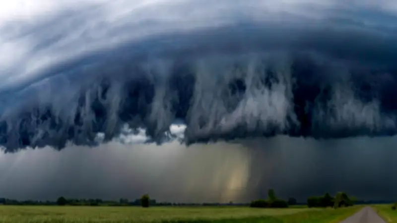Heftige Unwetterfront: Donner, Blitze, Sturm und Hagel am Donnerstag