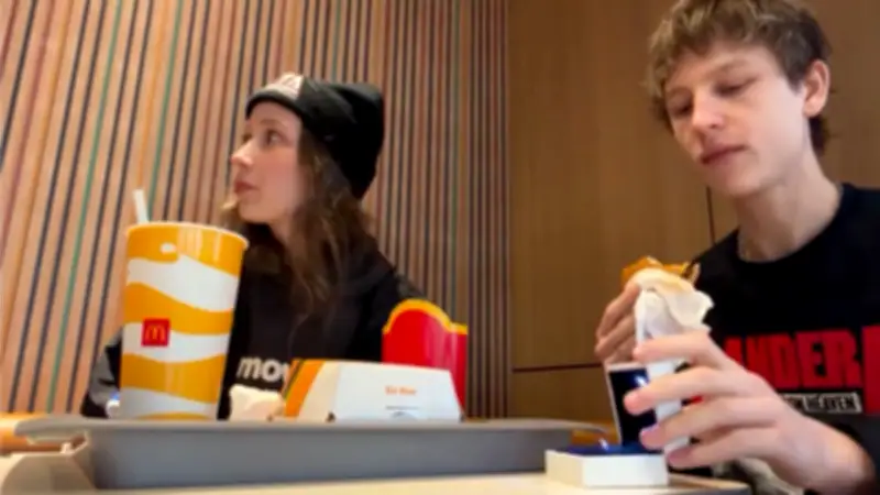 Heiratsantrag bei McDonald's: Sie merkt nichts beim Pommes-Essen