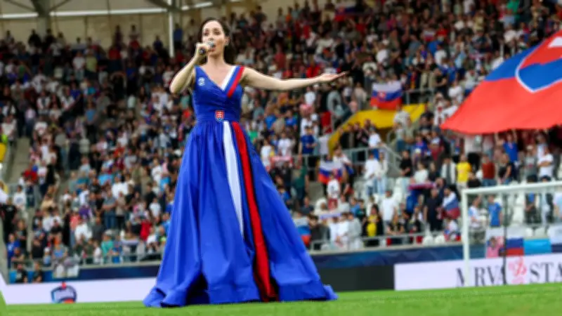 Herthas mutigste Spielerfrau: Lujza Pekarikova singt Nationalhymne live vor 10.000 Fans
