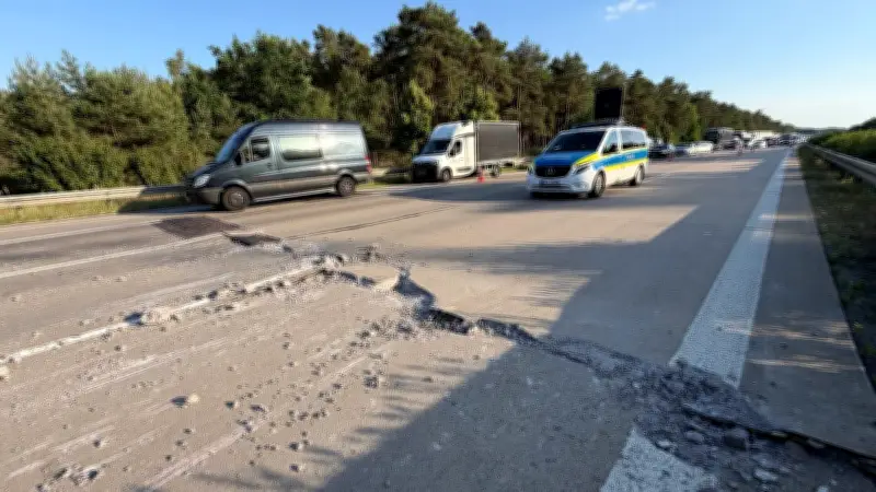 Hitze lässt A2 aufplatzen: 30 Autos beschädigt, Vollsperrung bis Sonntag