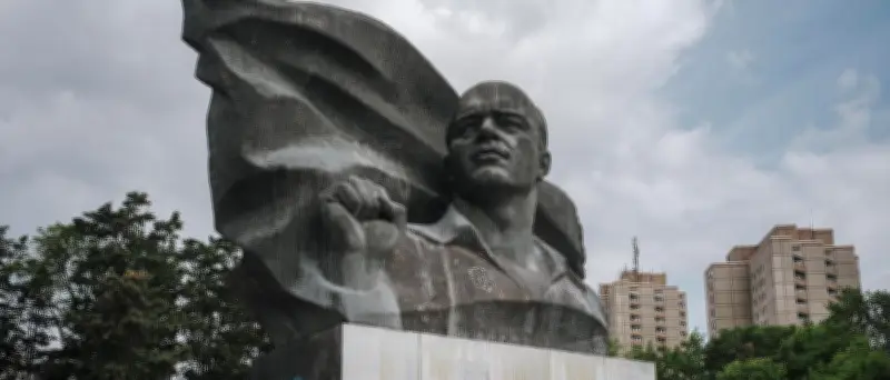 Hitze verschiebt Diskussion am Thälmann-Denkmal in Berlin-Pankow