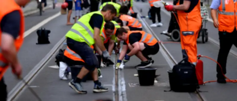Hitzeschäden in Leipzig: Freiwillige helfen bei Straßenbahn-Reparatur