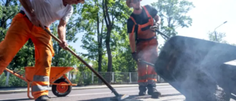 Hitzeschäden: Straßenmeistereien in Brandenburg mit Splitt und Wasser im Einsatz