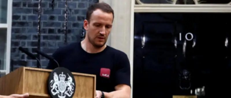 "Hot Podium Guy": Der Mikrofontester, der fünf britische Premiers überlebte
