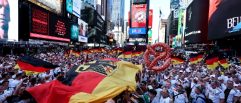 Hunderte Deutschland-Fans feiern am Times Square vor Ecuador-Spiel