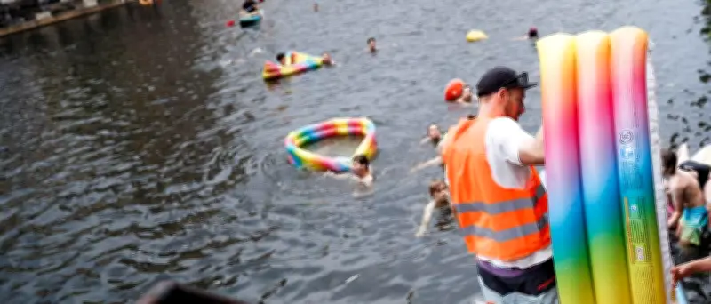 Hunderte protestieren mit Schwimm-Demo gegen Badeverbot in der Spree