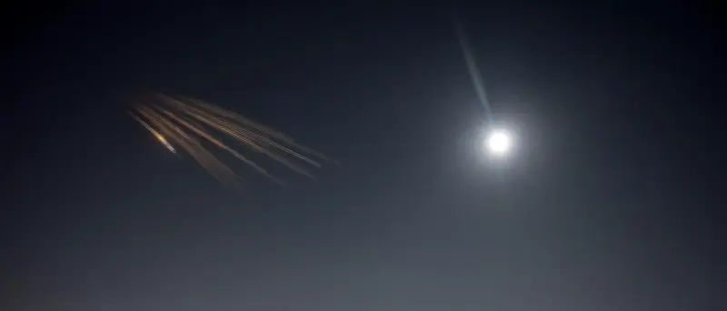 Iran feuert Raketensalven auf Israel – USA schießen Drohnen ab