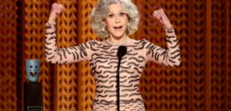 Jane Fonda kontert Trumps Käfigkämpfe mit Protestkonzert