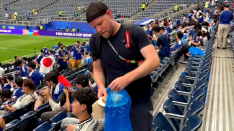 Japan-Fans räumen nach WM-Aus gegen Brasilien Tribüne auf