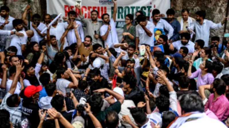 Jugendprotest in Indien: Kakerlakenpartei fordert Rücktritt des Bildungsministers