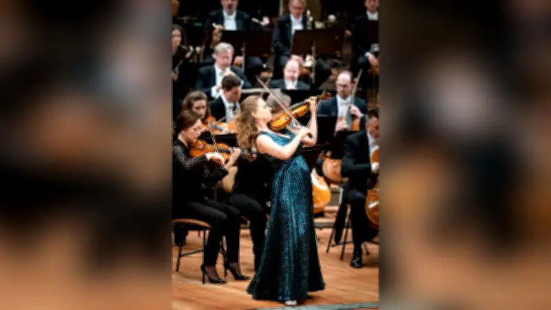 Julia Fischer begeistert mit tschechischen Entdeckungen bei Philharmonikern
