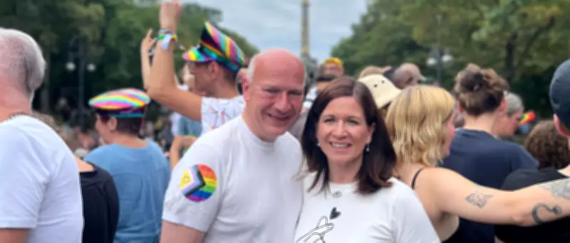 Kai Wegner fährt erstmals mit eigenem Wagen beim Berliner CSD mit