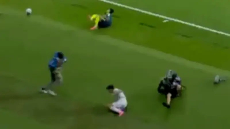 Kameramann bei WM-Spiel schwer getroffen – Crash im Video