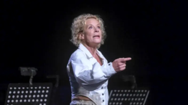 Katja Riemann führt barfuß durch die Zaubernacht