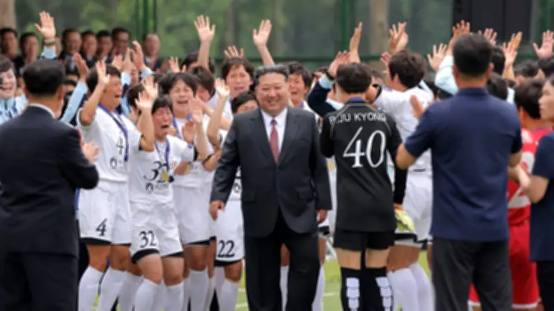Kim Jong-un besucht Frauenfußball: Ekstase und Tränen in Pjöngjang