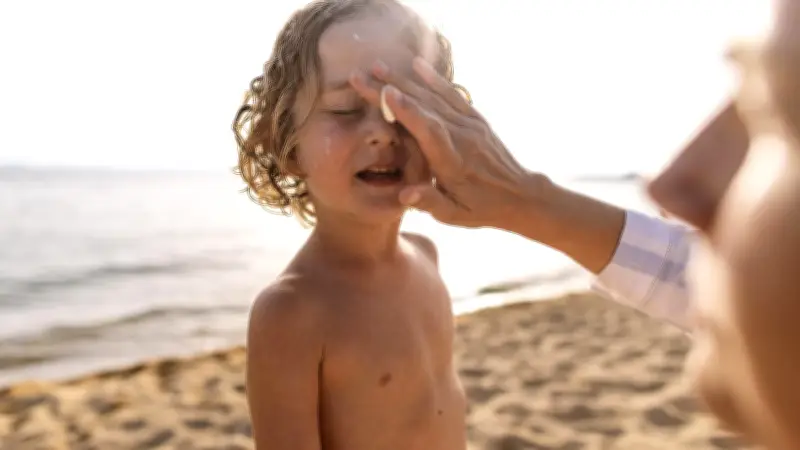 Kind verweigert Sonnencreme? Experten-Tipps für Eltern