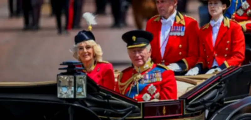 König Charles feiert Geburtstagsparade mit königlicher Würde
