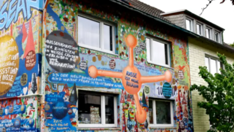Künstler bemalte Haus mit Hass-Parolen: Staatsanwaltschaft prüft Volksverhetzung