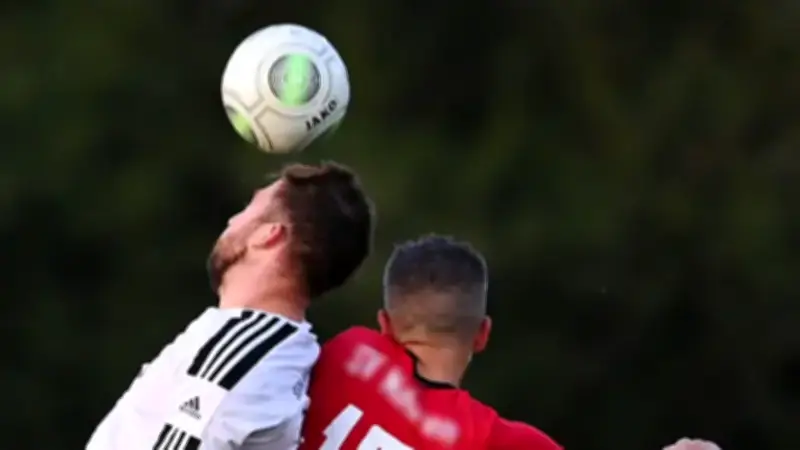 Kopfbälle hinterlassen Biomarker-Spuren im Blut von Amateurfußballern