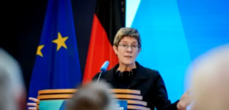 Kramp-Karrenbauer warnt vor Minderheitsregierung und AfD-Koalition