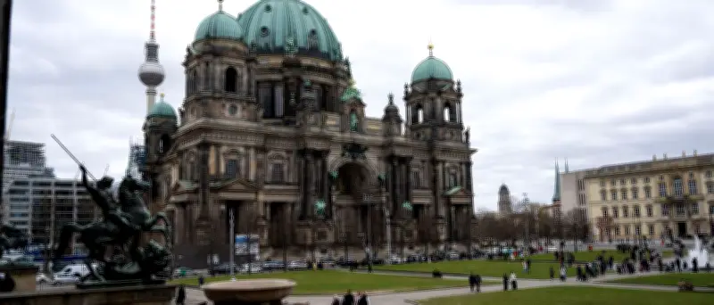 Kreuz aus Rettungswesten am Berliner Dom zum Weltflüchtlingstag
