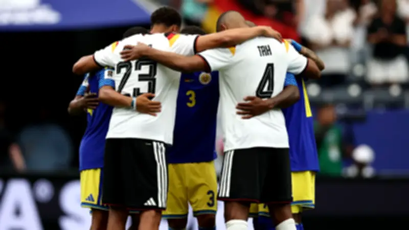 Kurios: Nmecha betet nach 7:1-Sieg mit Curacao-Spielern am Mittelkreis