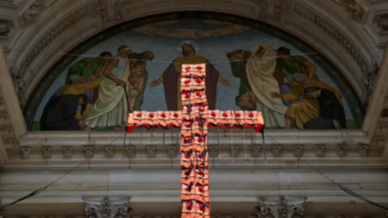 Leuchtendes Kreuz aus Rettungswesten am Berliner Dom zum Weltflüchtlingstag