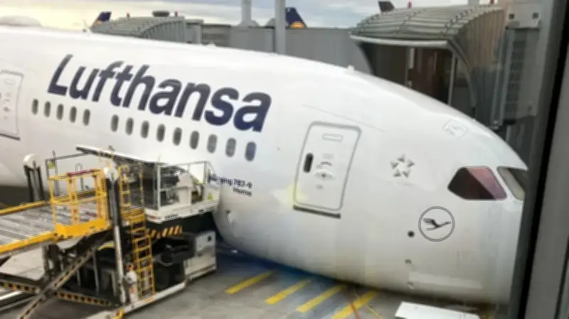 Lufthansa-Boeing 787: Bugfahrwerk am Frankfurter Flughafen eingeklappt
