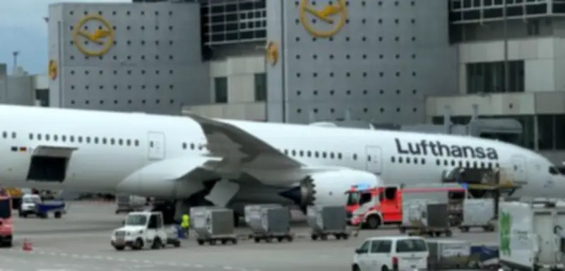 Lufthansa-Boeing 787 in Frankfurt: Bugfahrwerk eingeknickt