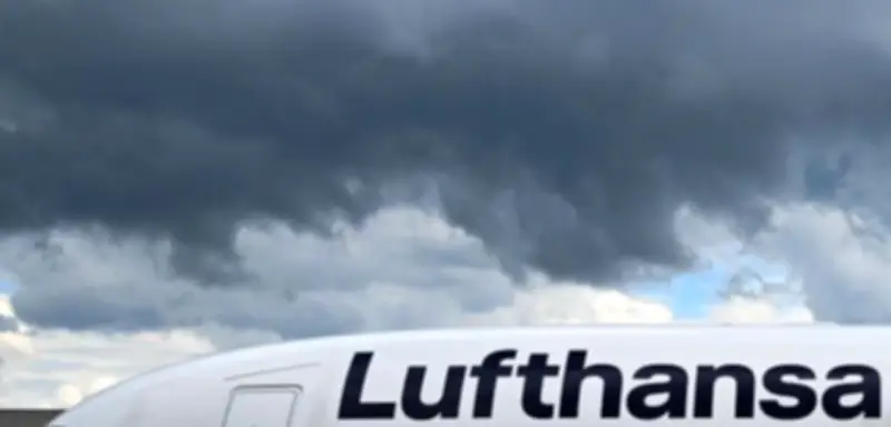 Lufthansa-Dreamliner am Frankfurter Flughafen eingeknickt
