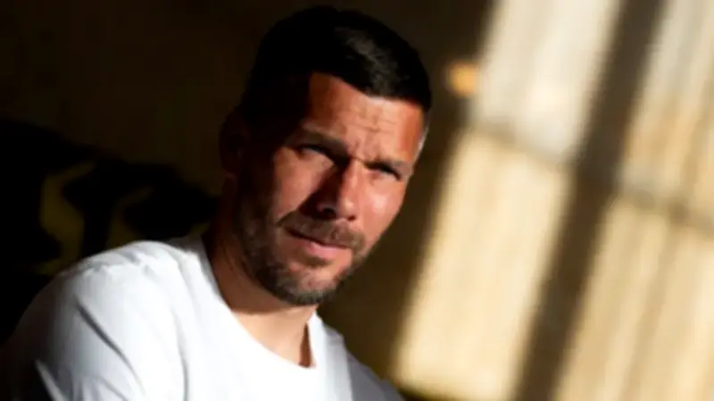 Lukas Podolski: Geschäftsmann ohne Computer – nur mit Smartphone