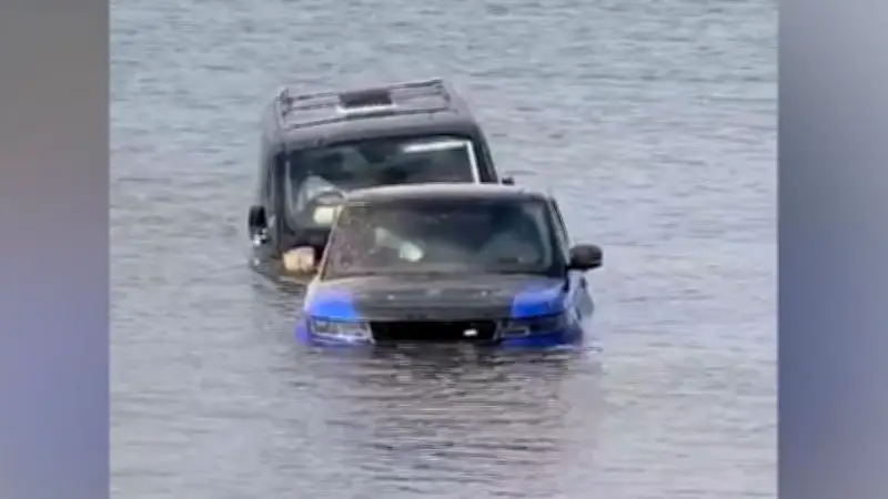 Luxus-SUV-Rettung am Strand endet in Flutkatastrophe