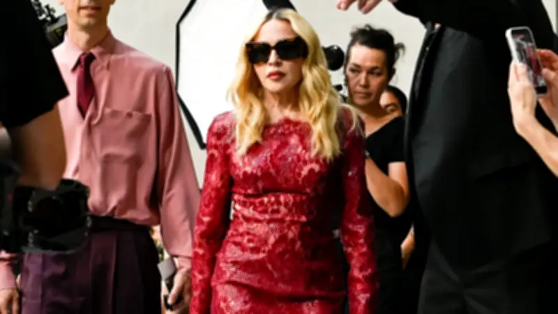 Madonna bei Paris Fashion Week: Rotes Spitzenkleid und Umarmung mit Charli XCX