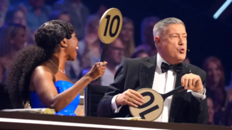 Mama kontrolliert Llambis „Let’s Dance“-Urteile live per Nachricht