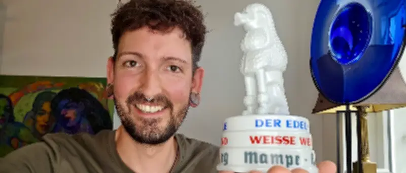 Mampe Museum erhält seltenen Porzellan-Pudel von TV-Star Fabian Kahl