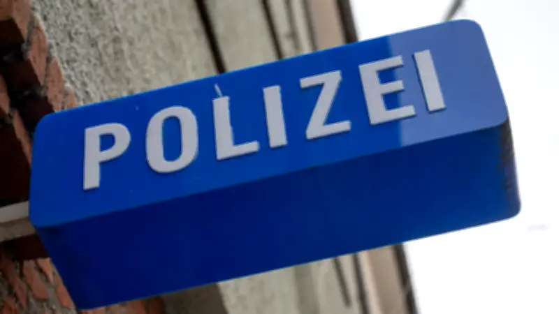 Mann greift in München mit Straßenschild an – beide Beteiligte unter Verdacht