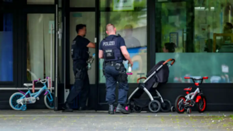 Mann mit Messer vor Kita in Erkrath niedergeschossen