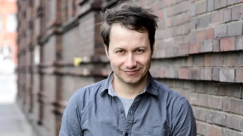 Marco Tschirpke im Kiezklub Rahnsdorf: Humor und Musik am Stadtrand