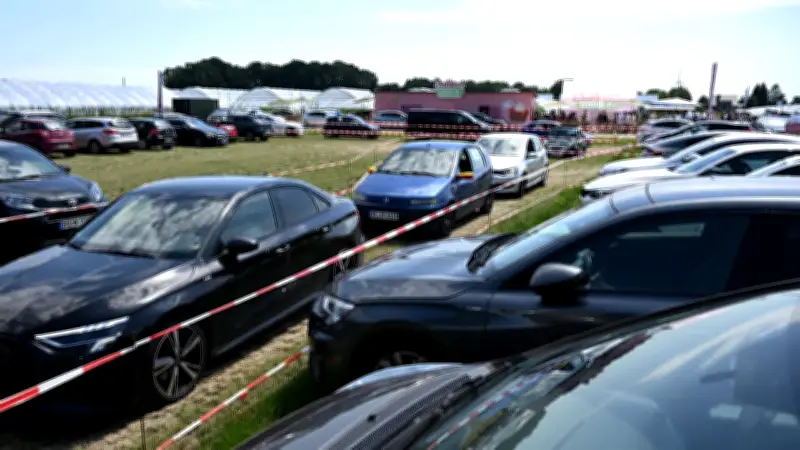 Massenansturm auf Deutschlands erstes Erdbeer-Drive-in in Bottrop