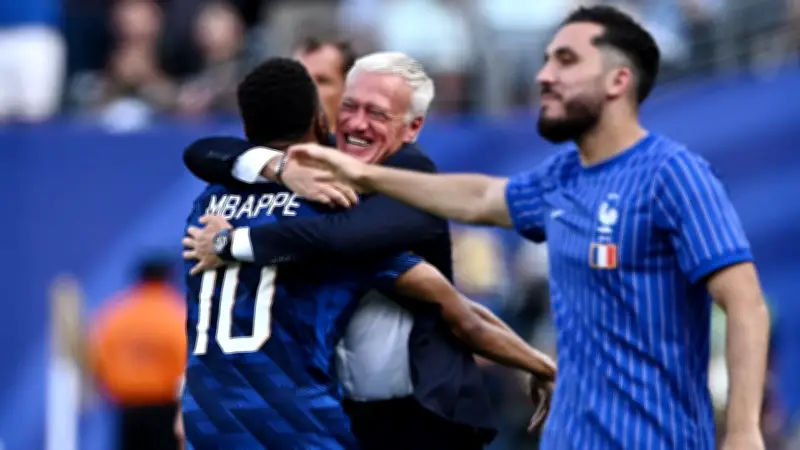 Mbappé widmet Tor emotionaler Umarmung für Trainer Deschamps