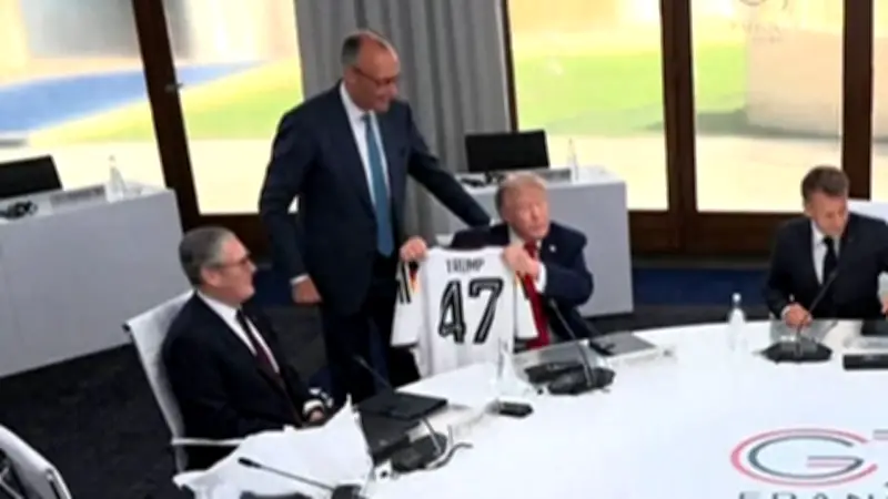 Merz schenkt Trump Deutschlandtrikot zum Geburtstag
