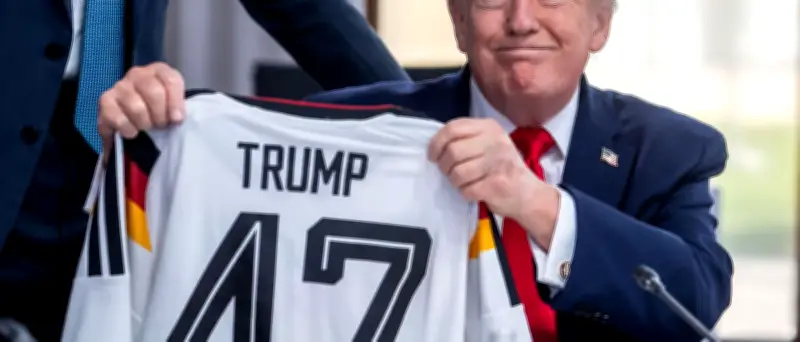 Merz schenkt Trump Nationalmannschafts-Trikot mit Nummer 47