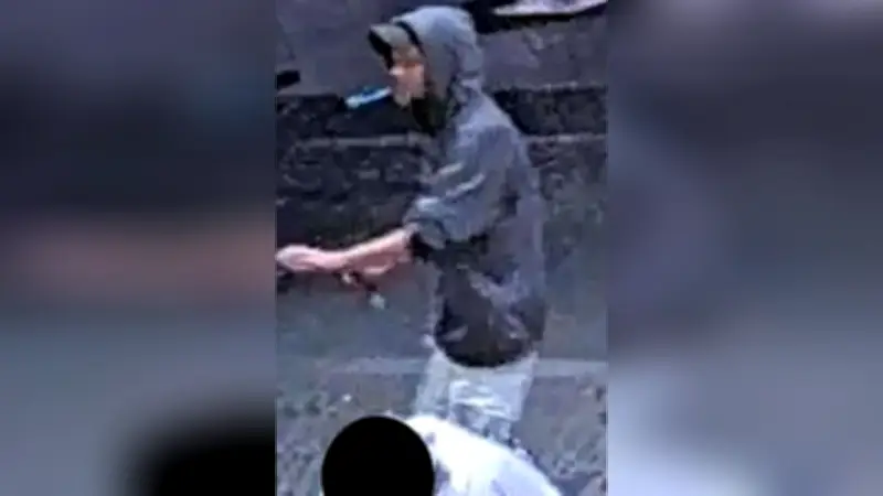Messerangriff am Alexanderplatz: Polizei fahndet mit Fotos nach Tatverdächtigem