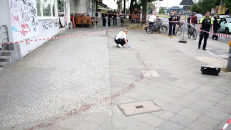 Messerstecherei in Berlin-Moabit: Opfer schwer verletzt, Blutspur am Tatort