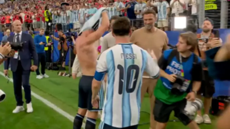Messi schenkt Klopp Trikot: Emotionaler Fan-Moment