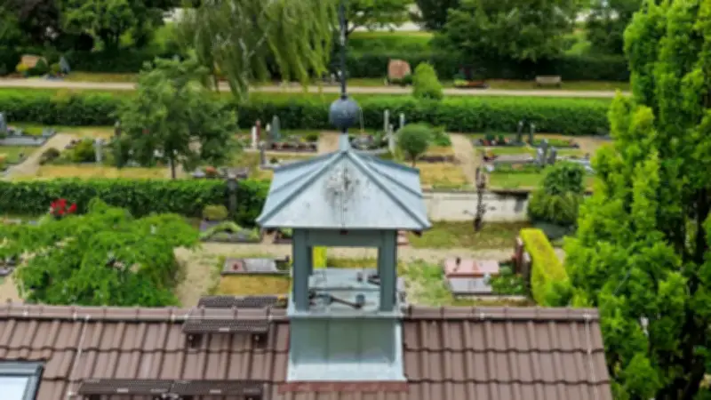 Metalldiebe stehlen Friedhofsglocke in Edingen – Gemeinde bestürzt