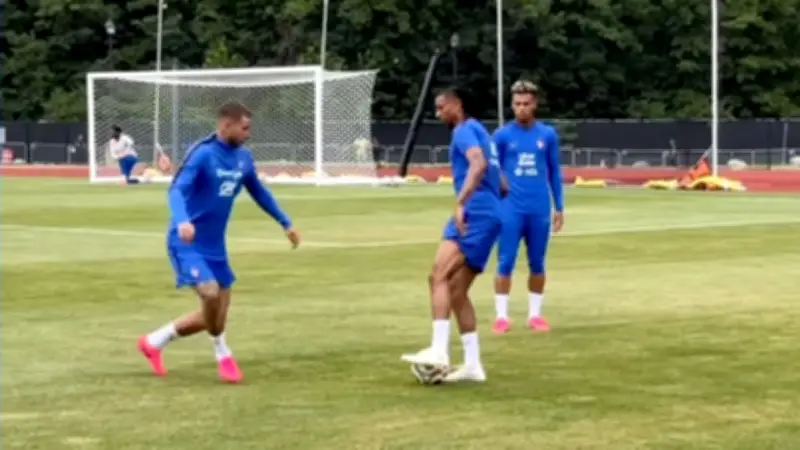 Michael Olise trainiert Dribbel-Trick von Desire Doué für DFB?