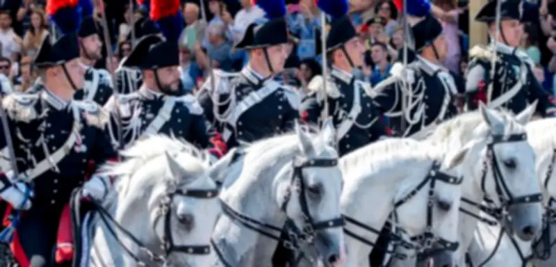 Militärpferde verursachen Chaos in Rom: Vier Verletzte bei Flucht vor Feuerwerk